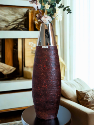 Mise en scène d'une décoration intérieure avec le vase bordeaux et chromé Les Pépites du Tiroir posé sur un tabouret Tam Tam Chromé.
