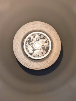 Applique murale artisanale en papier recyclé blanc et insert plastique recyclé, diamètre 31.5cm, Les Pépites du Tiroir.