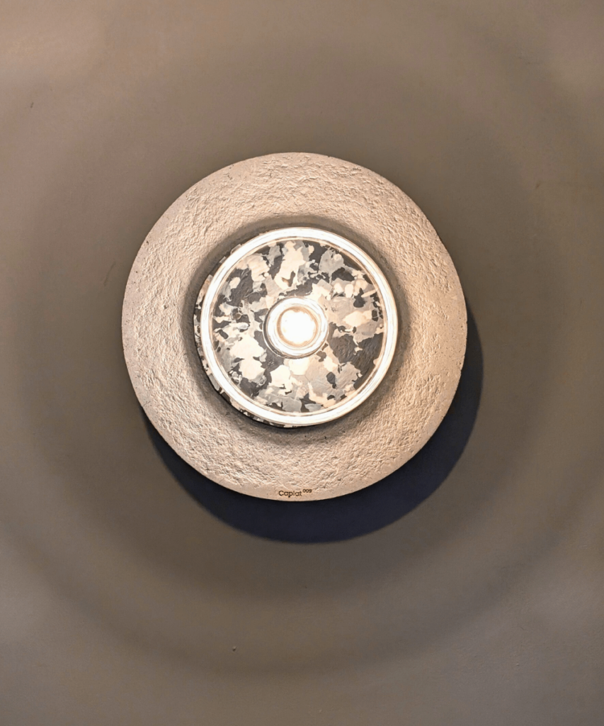 Applique murale artisanale en papier recyclé blanc et insert plastique recyclé, diamètre 31.5cm, Les Pépites du Tiroir.