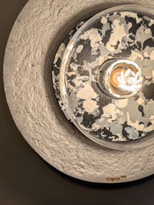 Applique murale artisanale en papier recyclé blanc et insert plastique recyclé, diamètre 31.5cm, Les Pépites du Tiroir.