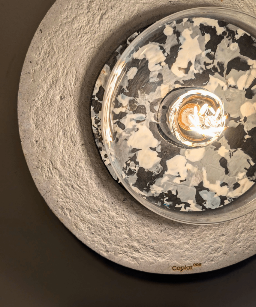 Applique murale artisanale en papier recyclé blanc et insert plastique recyclé, diamètre 31.5cm, Les Pépites du Tiroir.