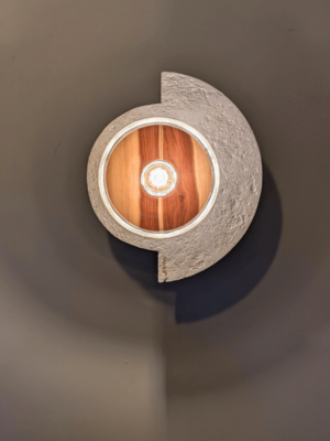 Applique murale artisanale en papier recyclé blanc et insert en bois de genévrier, Les Pépites du Tiroir.