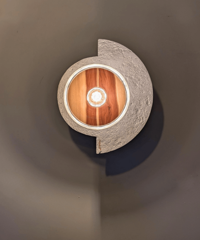 Applique murale artisanale en papier recyclé blanc et insert en bois de genévrier, Les Pépites du Tiroir.