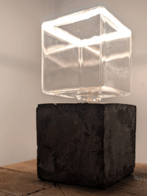 Lampe de table Les Pépites du tiroir Florianne Bayle luminaires design et objet d'arts sur mesure Lampe de table basalte en papier recyclé