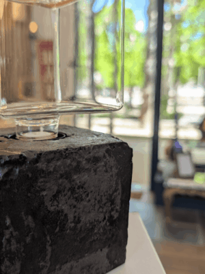 Lampe cube basalte Les Pépites du tiroir, Florianne Bayle designer papier et créatrice de luminaires design et d'objets d'art sur mesure en papier recyclé