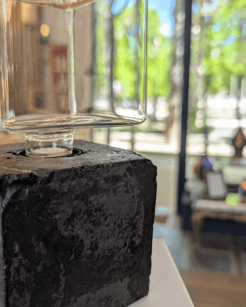 Lampe cube basalte Les Pépites du tiroir, Florianne Bayle designer papier et créatrice de luminaires design et d'objets d'art sur mesure en papier recyclé